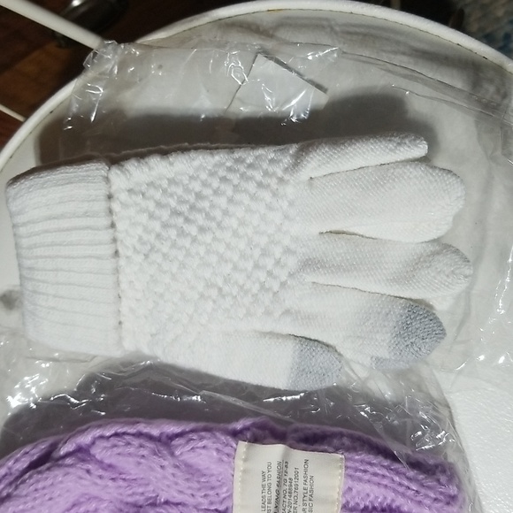 New! Lavender Hat and gloves duo. - Picture 3 of 6